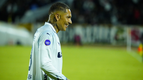 El delantero de Liga, Paolo Guerrero, festeja su gol en la Fecha 14 ante Cumbayá FC, el 26 de noviembre de 2023.