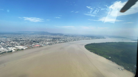 Sobrevuelo sobre el río Guayas, al sur de la Isla Santay y de Guayaquil, por el trazado de la obra Quinto Puente o Viaducto Sur.