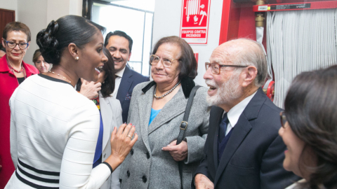 La fiscal Diana Salazar saluda con Julio César Trujillo, el 8 de abril de 2019, día de su posesión en la Asamblea.