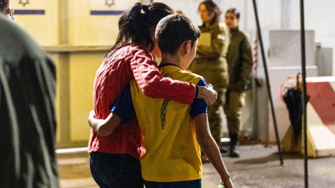 Eitan Yahalomi, un israelí de 12 años, reunido con su madre luego de su liberación por parte de Hamas, de la Franja de Gaza, a primera hora del 28 de noviembre de 2023. 