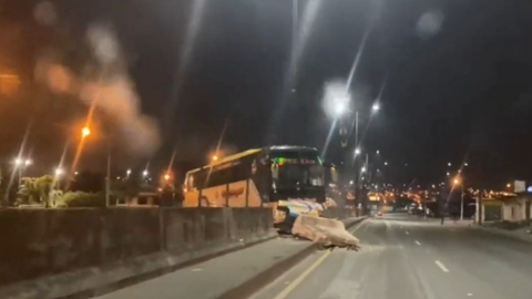 Imagen lateral del accidente de tránsito del bus de la cooperativa Villamil, en la vía Perimetral, el 28 de noviembre de 2023.