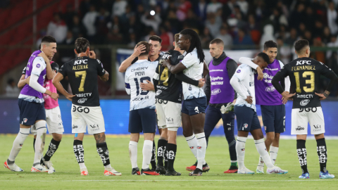 Jugadores de Liga de Quito e Independiente del Valle saludan después del partido de LigaPro, que se jugó el sábado 4 de noviembre de 2023. 