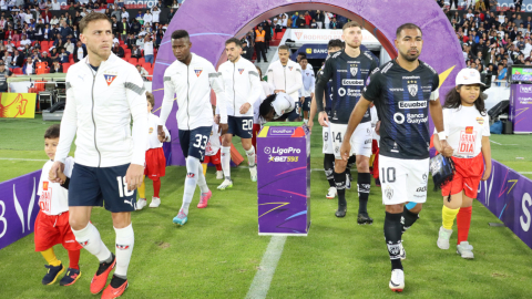 Los jugadores de Liga e Independiente salen a la cancha del estadio Rodrigo Paz Delgado, el 4 de noviembre de 2023.