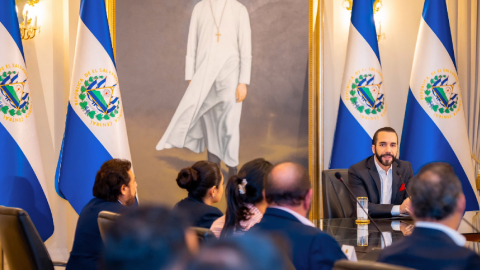 El presidente de El Salvador, Nayib Bukele, en una reunión con sus ministros el 28 de noviembre de 2023.