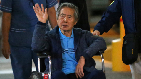 El expresidente de Perú, Alberto Fujimori, saluda a los medios, a la salida de un hospital en Lima, en enero de 2018.