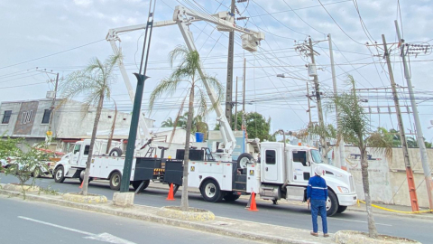 Un camión y un trabajador de la empresa pública CNEL en labores de conexión en Daule, Guayas, el 30 de noviembre de 2023.