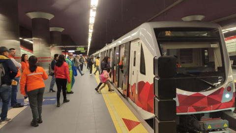 Pasajeros en la estación Quitumbe, del Metro de Quito, el 1 de diciembre de 2023.