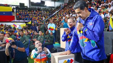 Nicolás Maduro, presidente de Venezuela, en una mesa de votación.