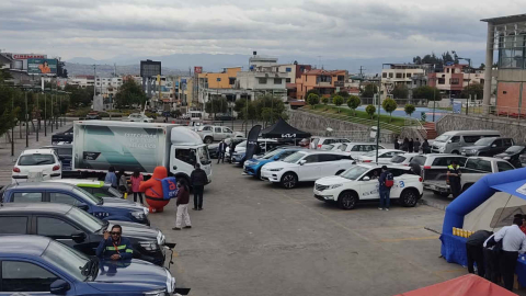 Imagen referencial de una feria de autos en Ambato, septiembre de 2023.