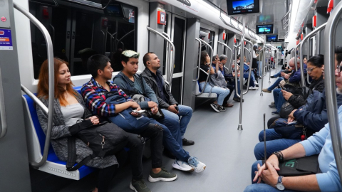 Usuarios del Metro de Quito en el primer día de operaciones.