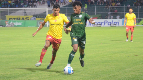 Orense y Aucas se enfrentan en el estadio 9 de Mayo por la LigaPro, el 3 de diciembre de 2023.