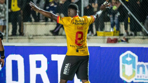 Gabriel Cortez festeja el golazo que le marcó a Técnico Universitario para la victoria de Barcelona SC, el 3 de diciembre de 2023. 