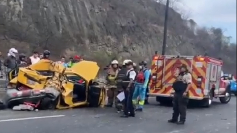 Personal del Cuerpo de Bomberos y de la OIAT acudieron al lugar del siniestro, en la vía Perimetral, donde murió una mujer. 