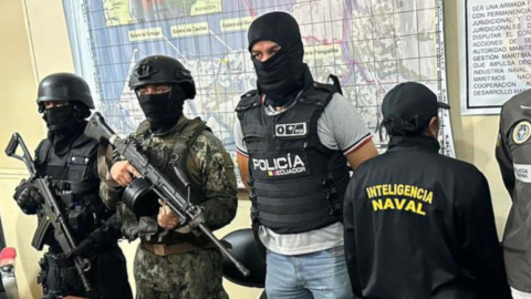 Agentes policiales y militares decomisaron en armas, el 2 de diciembre de 2023, en Machala.