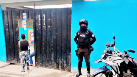 Foto referencial de la Policía Nacional custodiando una escuela en Guayaquil.