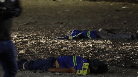 Víctimas de la masacre frente a un centro comercial de Durán.