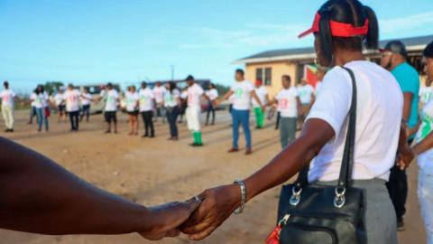 Ciudadanos de Guyana se toman de las manos, como muestra de unidad ante Venezuela.