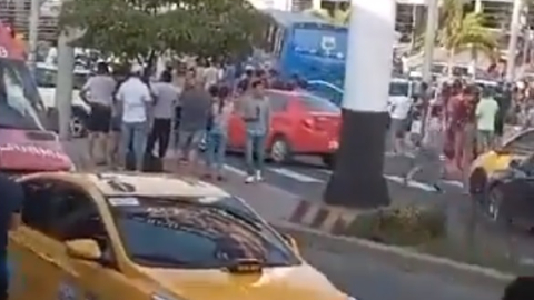 Un agente de tránsito de Manta resultó herido, tras una balacera en los exteriores de un centro comercial. 