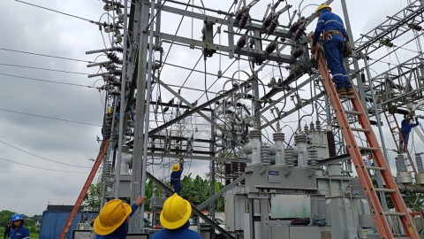 Trabajos en una subestación eléctrica de Santo Domingo. 