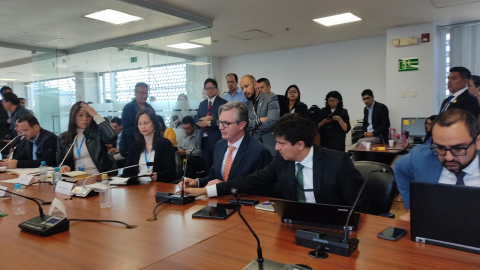 El ministro de Finanzas, Juan Carlos Vega, durante su exposición en la comisión legislativa que aborda la reforma tributaria, en Quito, el 4 de diciembre de 2023.