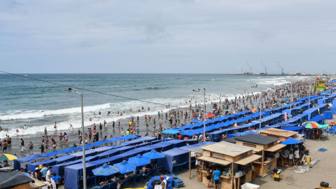 Multitudinaria concurrencia de turistas a las playas de Manta, por el feriado de Carvanal 2023. 