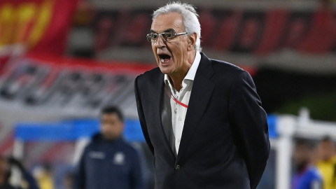 Jorge Fossati dirige un partido con Universitario de Deportes por Copa Sudamericana, en Bogotá, el 8 de junio de 2023.