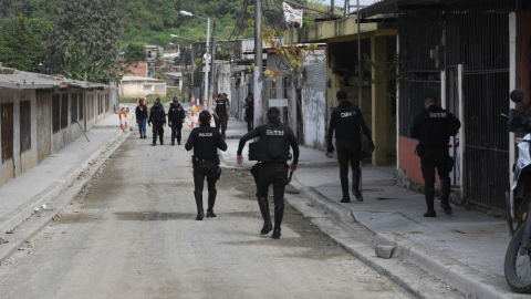 En zonas de alto riesgo como Nueva Prosperina, al noroeste de Guayaquil, los policías patrullan en grupos numerosos.