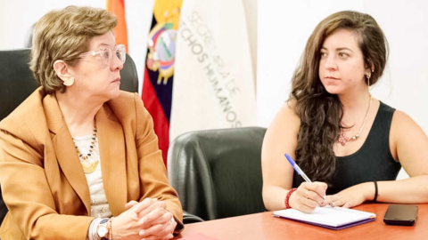 La ministra Ivonne Núñez (izquierda), durante un evento el 4 de diciembre de 2023.