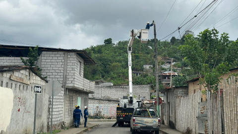 Trabajos de CNEL EP en la red eléctrica en Guayaquil, el 23 de noviembre de 2023.