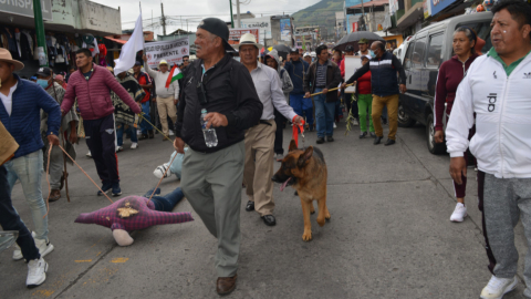 Los comuneros llevaron dos monigotes a los que golpeaban con látigos como advertencia a los delincuentes en Pelileo, el 5 de diciembre de 2023.
