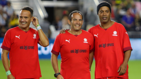 Franscico Egas (c), presidente de la FEF, junto a Ronaldinho durante el partido de leyendas de Conmebol este 5 de diciembre de 2023.