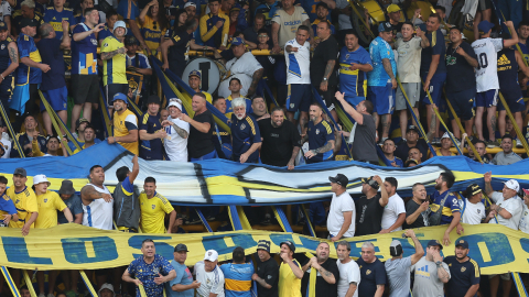 Hinchas de Boca Juniors alientan a su equipo en La Bombonera, el 15 de noviembre de 2023.