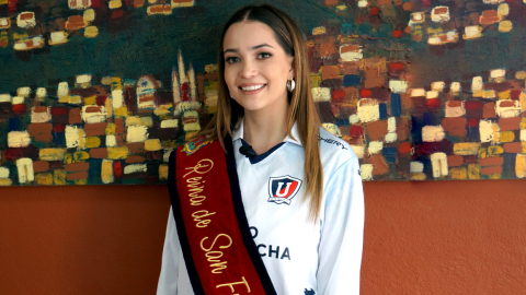 Camila Becerra, Reina de Quito, posa con la camiseta de Liga Deportiva Universitaria, el 6 de diciembre de 2023.