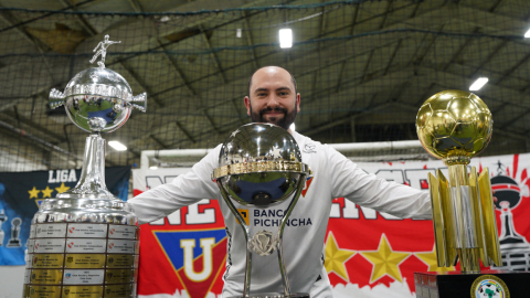 Un hincha, junto a los trofeos de Liga durante la gira en Nueva Jersey, el 8 de diciembre de 2023.