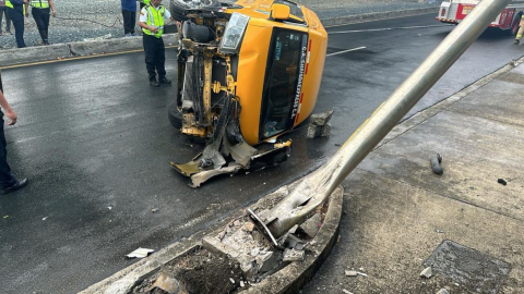 Una buseta se accidentó en el puente que une a Samborondón con Guayaquil, el 7 de diciembre de 2023.