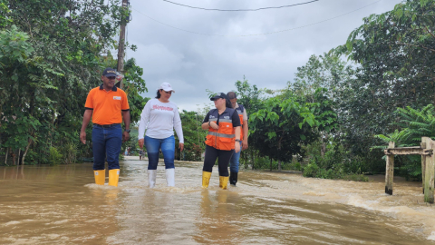 Personal de la Secretaría de Riesgos recorre un sector de Muisne, afectado por las inundaciones, el 7 de diciembre de 2023.