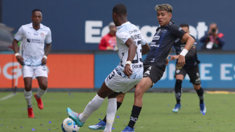 Leonel Quiñónez y Kendry Páez disputan un balón en el estadio Banco Guayaquil, el domingo 10 de diciembre de 2023.