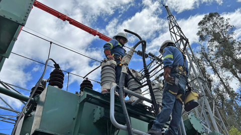 Técnicos realizan trabajos de mantenimiento en subestaciones eléctricas de Quito.