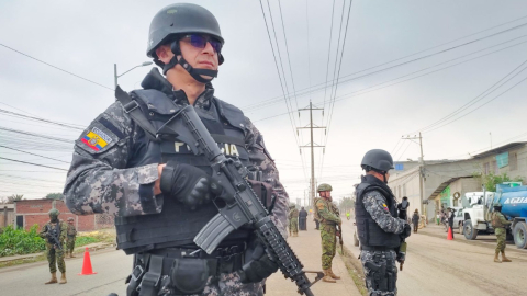 Policías fuertemente armados en un operativo en Durán, Guayas, el 7 de diciembre de 2023.