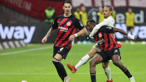 William Pacho (d), cubre una pelota en el partido ante el Bayern Múnich, el 9 de diciembre de 2023.