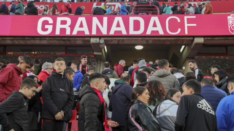 Aficionados del Granada se levantan ante el fallecimiento de un hincha, el domingo 10 de diciembre de 2023.