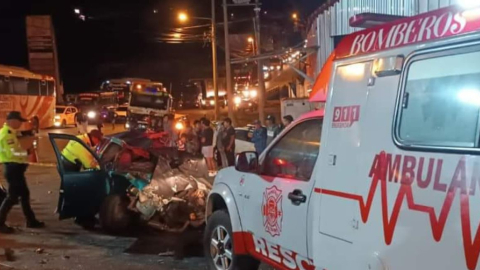 Una ambulancia del Cuerpo de Bomberos de El Tambo en un accidente de tránsito en Cañar, el 10 de diciembre de 2023.