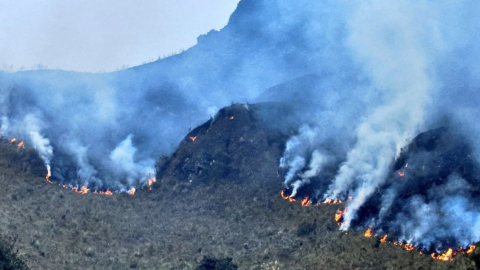 Un incendio consume pajonal del Parque Nacional Cajas, en Cuenca, el 11 de diciembre de 2023.