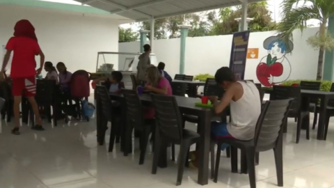 Migrantes venezolanos en un centro de acogida temporal en Huaquillas, El Oro.