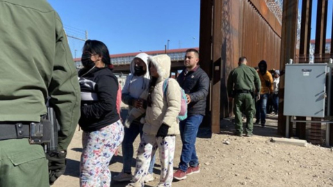 Migrantes en la frontera de México y Estados Unidos, en abril de 2023.