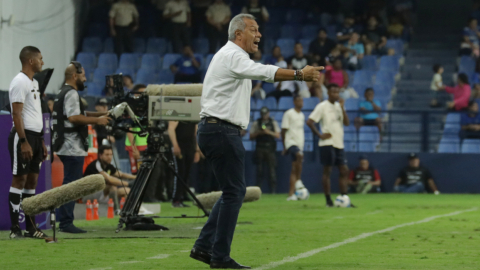 Hernán Torres dirige durante un partido entre Emelec y Deportivo Cuenca, el pasado 3 de diciembre de 2023.