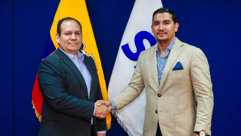 Damián Larco, director del SRI, y Alan Sierra, director de UAFE, durante reunión, el 11 de diciembre de 2023.