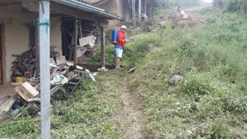 Imagen referencial de una jornada de fumigación en barrio Jorupe del cantón Macará, en Loja.