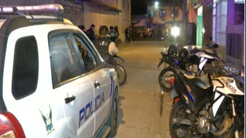 Agentes de la Policía llegaron a la cooperativa Guayas y Quil, en donde una familia fue acribillada la noche del lunes 11 de diciembre de 2023.