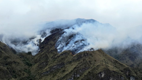 Un incendio en el Parque Nacional Cajas, de Cuenca, el 11 de diciembre de 2023.